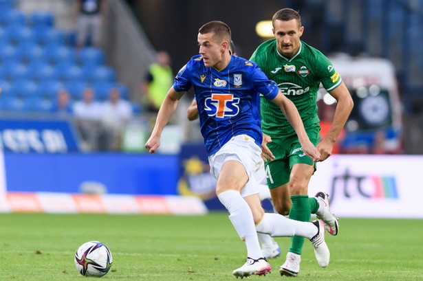 Zawodnik Lecha Poznań Jakub Kamiński (L) i Damian Jakubik (P) z Radomiaka Radom podczas meczu 1. kolejki piłkarskiej Ekstraklasy w Poznaniu