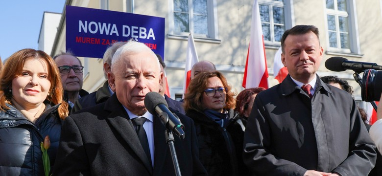 Protest PiS przed prokuraturą. Grzmią w sprawie Błaszczaka: Działanie antypolskie