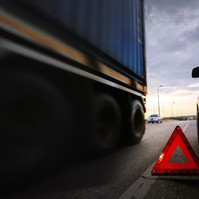 Óriási káoszt okozott egy kamionbaleset: nátrium-hidroxid ömlött ki az útra az M0-áson