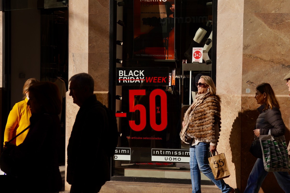 Zakupy na Black Friday. Oto najpotężniejszy kolor, który ma skłonić cię do wydawania pieniędzy