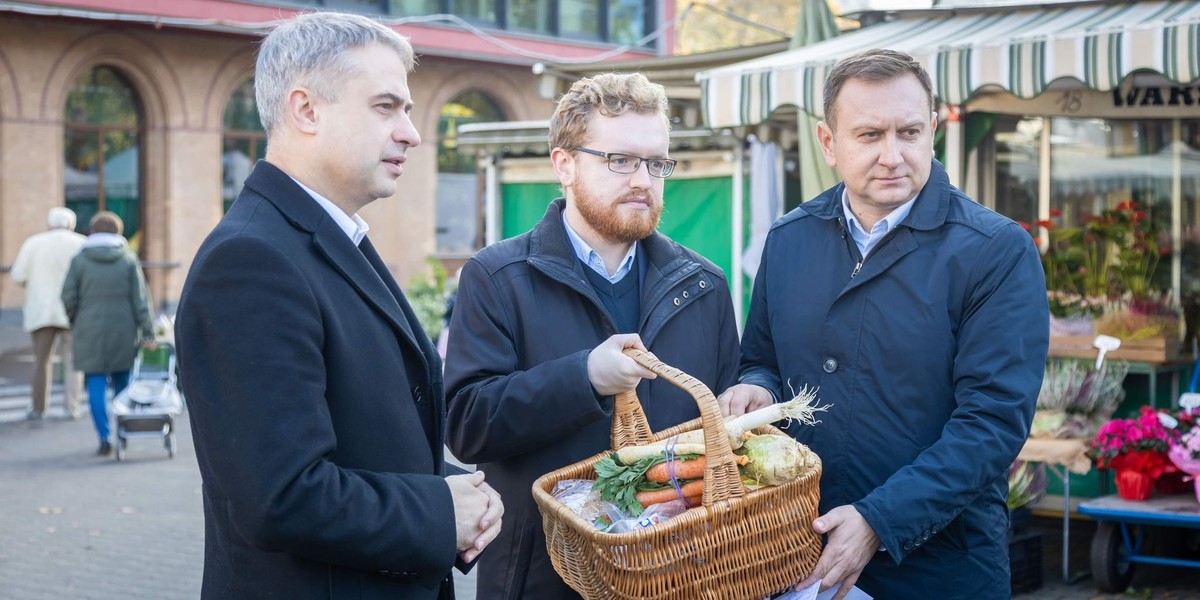 Politycy Lewicy kupili podstawowe produkty. Zapłacili prawie 170 zł.