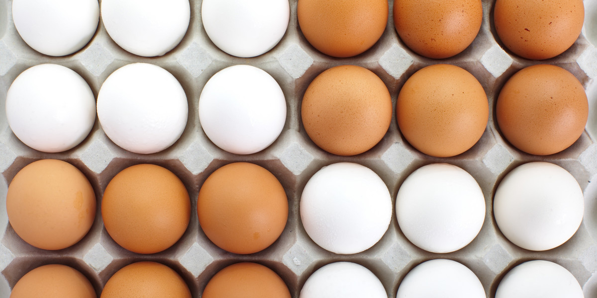 Brązowe czy białe skorupki jajek. Jakie jajka kupować?