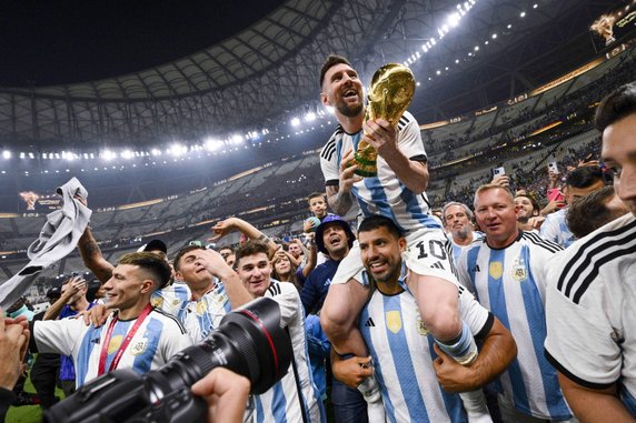 Lionel Messi wraz z drużyną Argentyny cieszący się ze zdobycia mistrzostwa świata podczas turnieju rozgrywanego w Katarze. 18.12.2022 r.