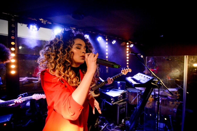 Ella Eyre podczas koncertu w klubie 'Syreni śpiew'