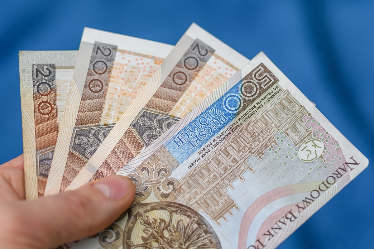 Czternasta emerytura to dodatkowe świadczenie finansowe dla emerytów i rencistów.