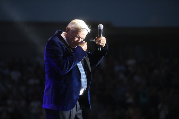 "NAVIKAO SAM DA TRPIM" Milanče Radosavljević se rasplakao na koncertu na Tašmajdanu: "Ja sam ovo zaslužio" (Video)
