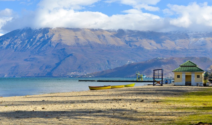 Jezioro Ochrydzkie
<br><br>
Jezioro Ochrydzkie jest najgłębszym jeziorem na Bałkanach i najstarszym jeziorem w Europie. Leży na granicy Macedonii i Albanii, i choć to macedońska strona jeziora jest bardziej popularna, brzeg Albanii coraz bardziej zyskuje, głównie dzięki wakacyjnemu miasteczku Pogradec. Co istotne, po albańskiej stronie jest także więcej piaszczystych plaż, a pstrągi od tutejszych rybaków są podobno najsmaczniejsze…, a w dodatku tańsze niż po drugiej stronie granicy.<br><br>Źródło: <a href=