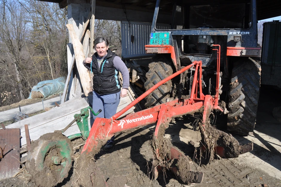 Vesna uporedo sa mužem radi sve poslove u njivi