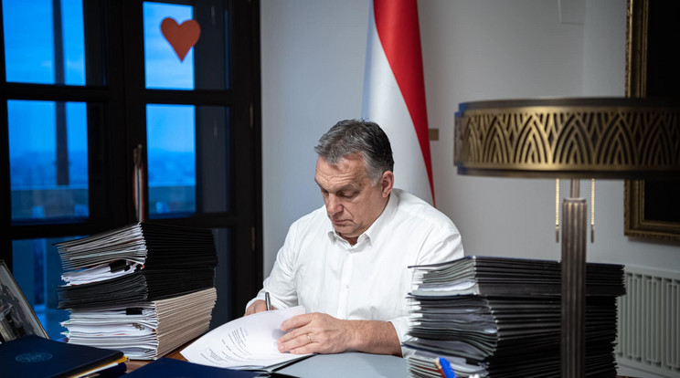 Orbán Viktor egy interjúban vallotta be, hogy naponta maximum négy órát alszik. /Fotó: Facebook