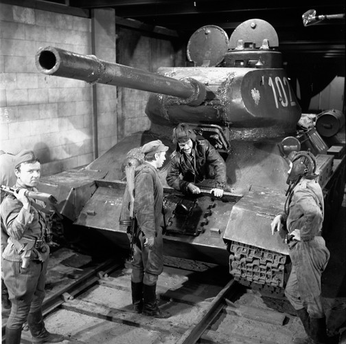 W jednym z odcinków czołg 'Rudy' atakował pozycje niemieckie, przedzierając się najpierw przez zalane podziemne tunele