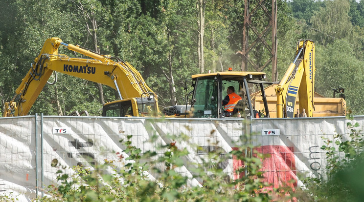 Munkagépekkel keresték az eltűnt vonatot / Fotó: EPA