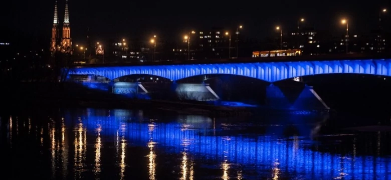 Podświetlony Pałac Kultury i most. Warszawa dziękuje pracownikom służby zdrowia