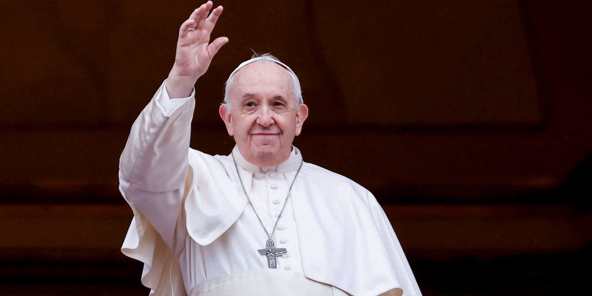 Politycy, aktorzy i księża komentują kontrowersyjne słowa papieża Franciszka. Mało komu przypadły one do gustu.