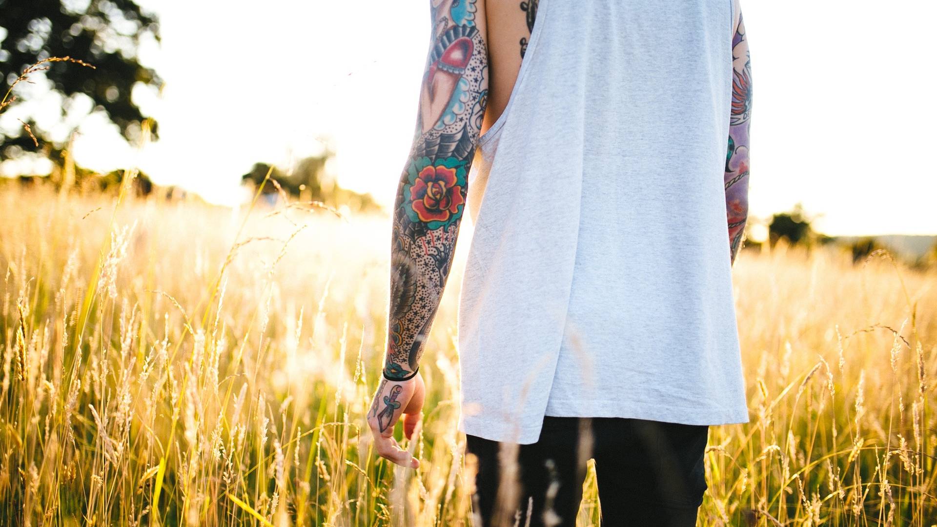 Tätowierungen in der Sonne So geht TattooPflege im Sommer Noizz