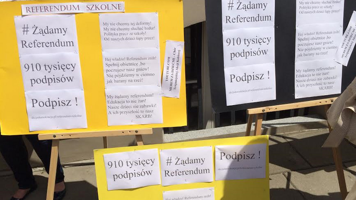 Przed łódzkim Gimnazjum numer 1 zebrało się dziś kilkadziesiat osób, które sprzeciwiają się rządowej reformie edukacji. Rodzice, działacze ZNP oraz opozycyjnych partii politycznych domagali się, by w sprawie zmian w polskiej szkole przeprowadzone zostało referendum.