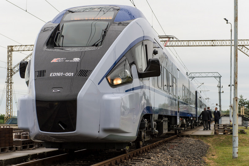 Zabierze ponad 350 pasażerów, rozwinie prędkość 160 kilometrów na godzinę. Na torze doświadczalnym w Żmigrodzie trwają testy pociągu Dart.