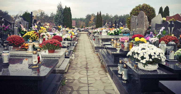 Po zmianie przepisów pochowanie zmarłego w grobie rodzinnym może być problemem