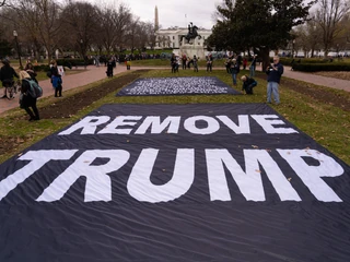 Grupa protestujących przeciwko Donaldowi Trumpowi rozłożyła dwa banery przed Białym Domem, jeden z fragmentem amerykańskiej konstytucji dotyczącym impeachmentu, Waszyngton, 11.01.2020