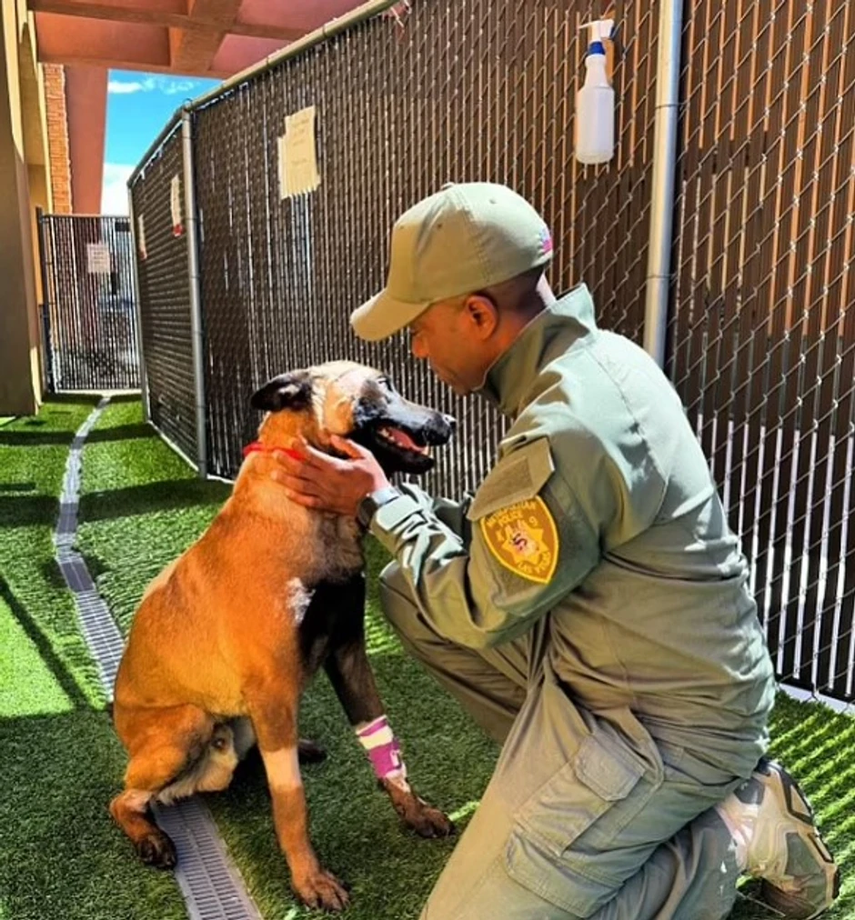 Enco sa policajcem koji brine za njega