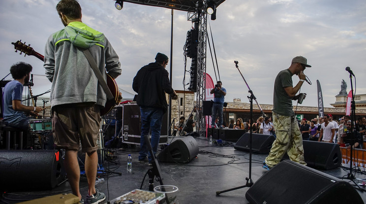 Az Akkezdet Phiai (AKPH) és az Amoeba együttes közös koncertje a fővárosi Várkert Bazárban 2015-ben/ Fotó: MTI Balogh Zoltán