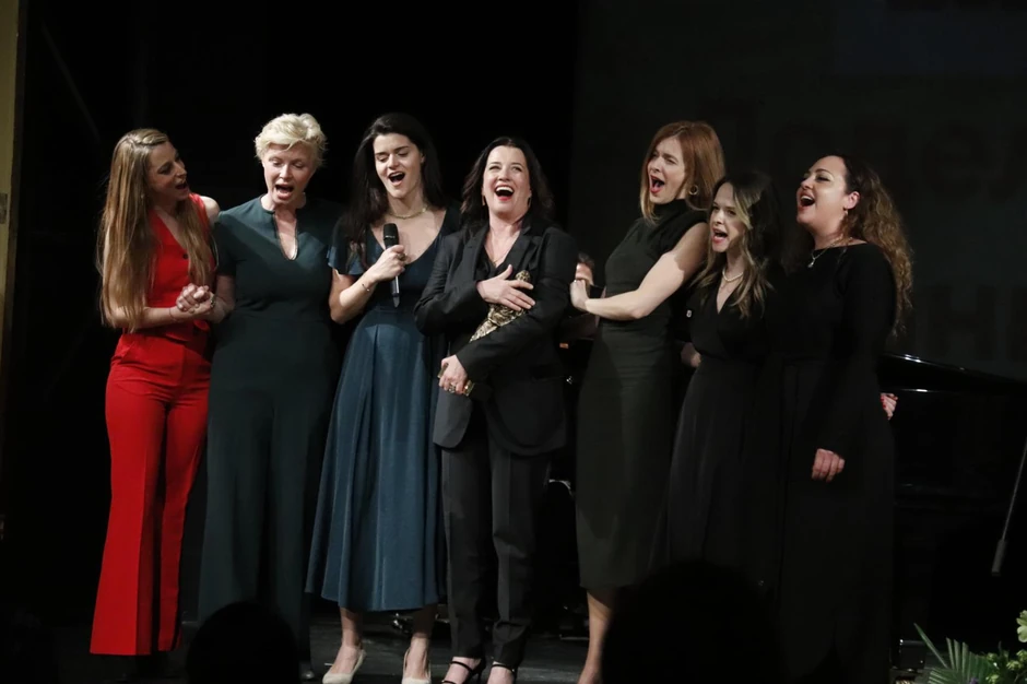 Nela Mihailović sa koleginicama peva "Zlatni dan"