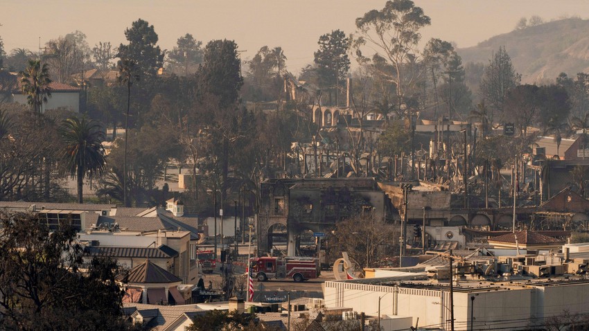 Požar je ostavio teške posledice u Sanset bulevaru, ulici u naselju Pasifik Palisejds u Los Anđelesu | Foto: REUTERS/David Ryder