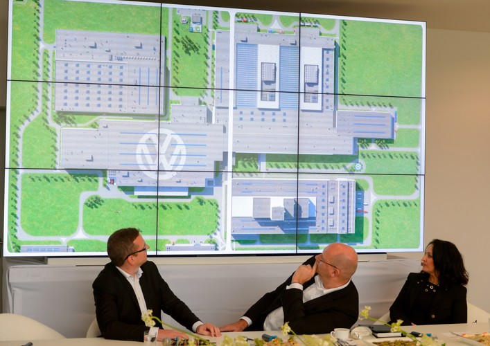 Koncern planuje, że budowa nowej hali wystartuje najpóźniej pod koniec 2016 roku. Nowa hala powstanie w miejsce istniejącego parkingu. 


<br>Na zdjęciu od lewej: Członek Zarządu ds. Finansowych i Organizacji Szymon Trzebiatowski, Prezes Zarządu Volkswagen Poznań Jens Ocksen i Członek Zarządu ds. Personalnych Jolanta Musielak, podczas śniadania prasowego zarządu Volkswagen Poznań Sp. z o.o. w Poznaniu - Antoninku. Na monitorze wizualizacja nowej fabryki VW pod Wrześnią. <br><br> (jk/mr) PAP/Jakub Kaczmarczyk