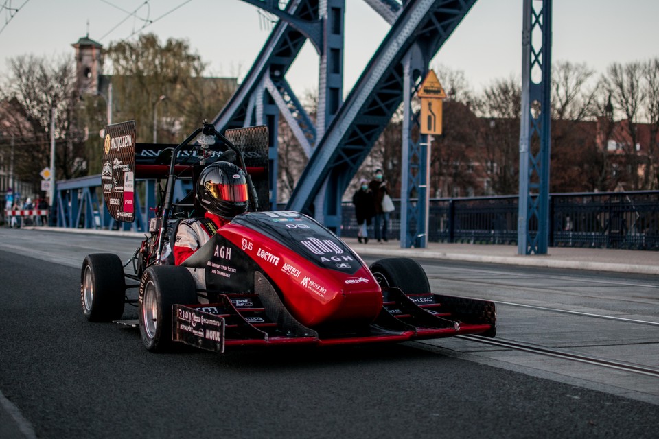 Bolidy AGH Racing w akcji na moście Piłsudskiego