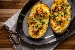 Łódeczki ziemniaczane: sycący obiad dla całej rodziny. Prosty przepis na smaczne danie, które zachwyci każdego