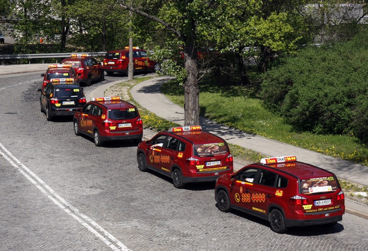 Z 'kogutem' TAXI krąży już po Warszawie kilkadziesiąt chevroletów orlando
