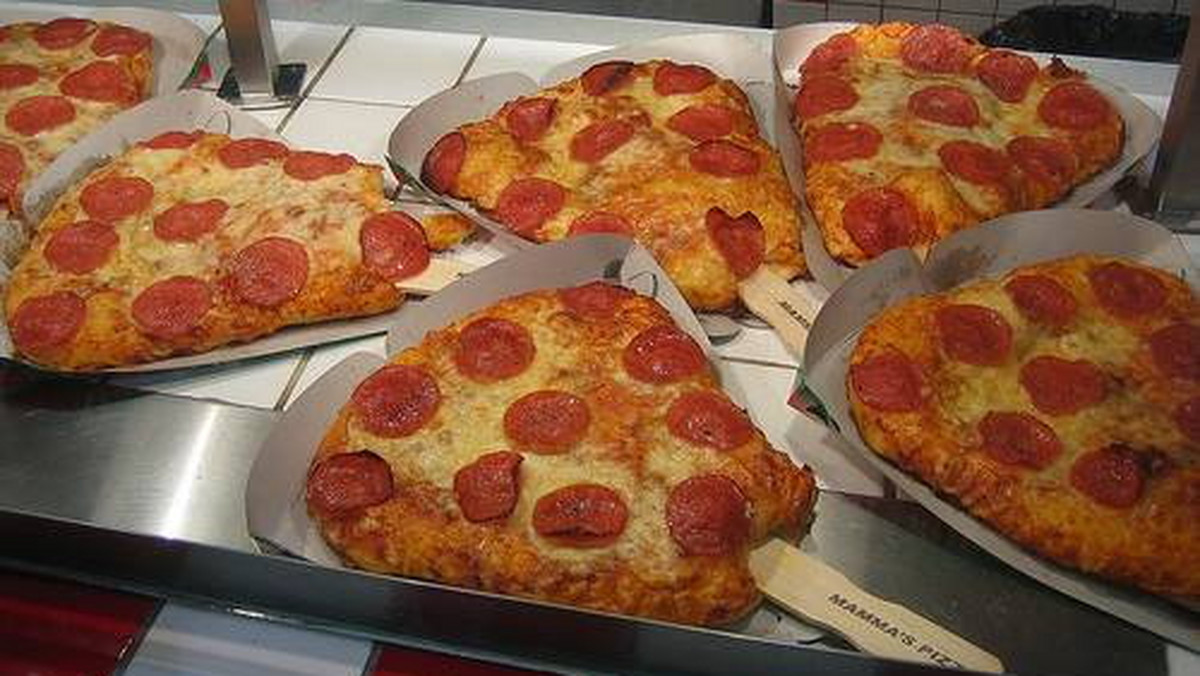 Pomysłodawcy tej przekąski stwierdzili, że wszystko smakuje lepiej na patyku. Nieważne, czy to lizak, czy też pizza pepperoni. To nie danie przyszłości, bo możesz ją dostać w Mamma’s Pizza w Kanadzie. Może niedługo będzie również serwowana w polskich restauracjach?