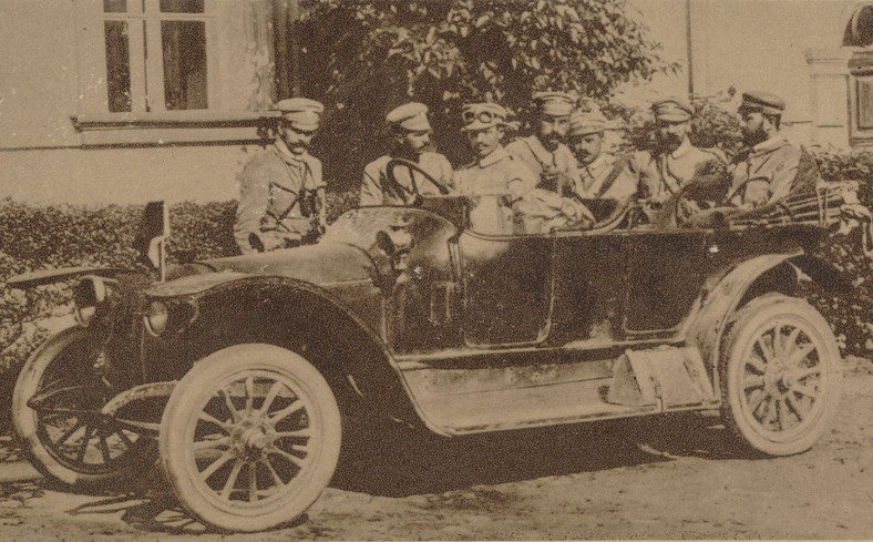 Sztab 1 Pułku Piechoty w Kielcach. Sierpień 1914 roku.