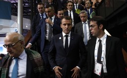 Protesty we Francji. Żółte Kamizelki blokują Macrona