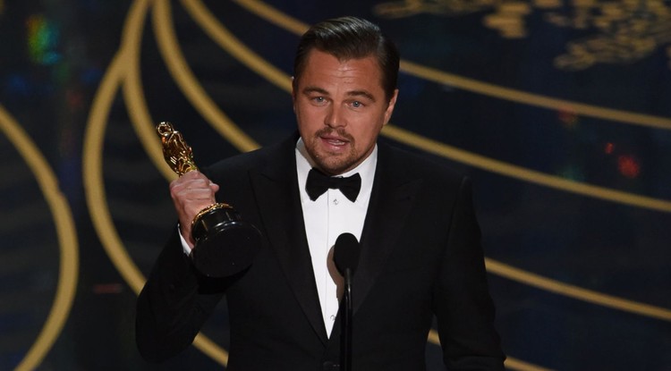 Leonardo DiCaprio megkapja az Oscar-díjat 2016-ban.