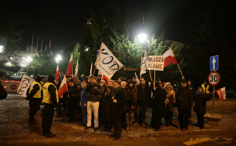 Przed Sejmem przeciwko ograniczeniu praw dziennikarzy do relacjonowania obrad parlamentu protestuje Komitet Obrony Demokracji