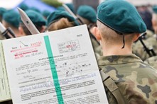 Polacy donoszą o listach poleconych z wojska. Listonosze roznoszą karty mobilizacyjne. Kogo wzywa armia?