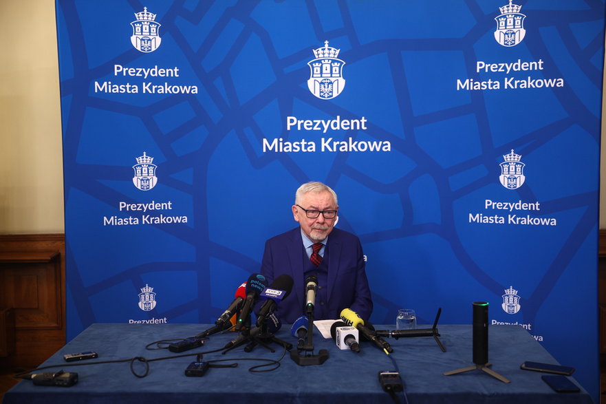 Prezydent Krakowa Jacek Majchrowski ogłaszający, że obecna kadencja na stanowisku, będzie jego ostatnią
