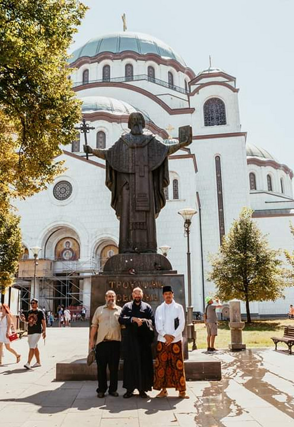 Predstavnici triju religija ispred Hrama Svetog Save