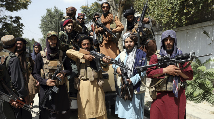 Tálib harcosokat Kabulban 2021. augusztus 19-én, négy nappal a szélsőséges iszlamista hatalomátvétel után / Fotó: MTI/AP/Rahmat Gul
