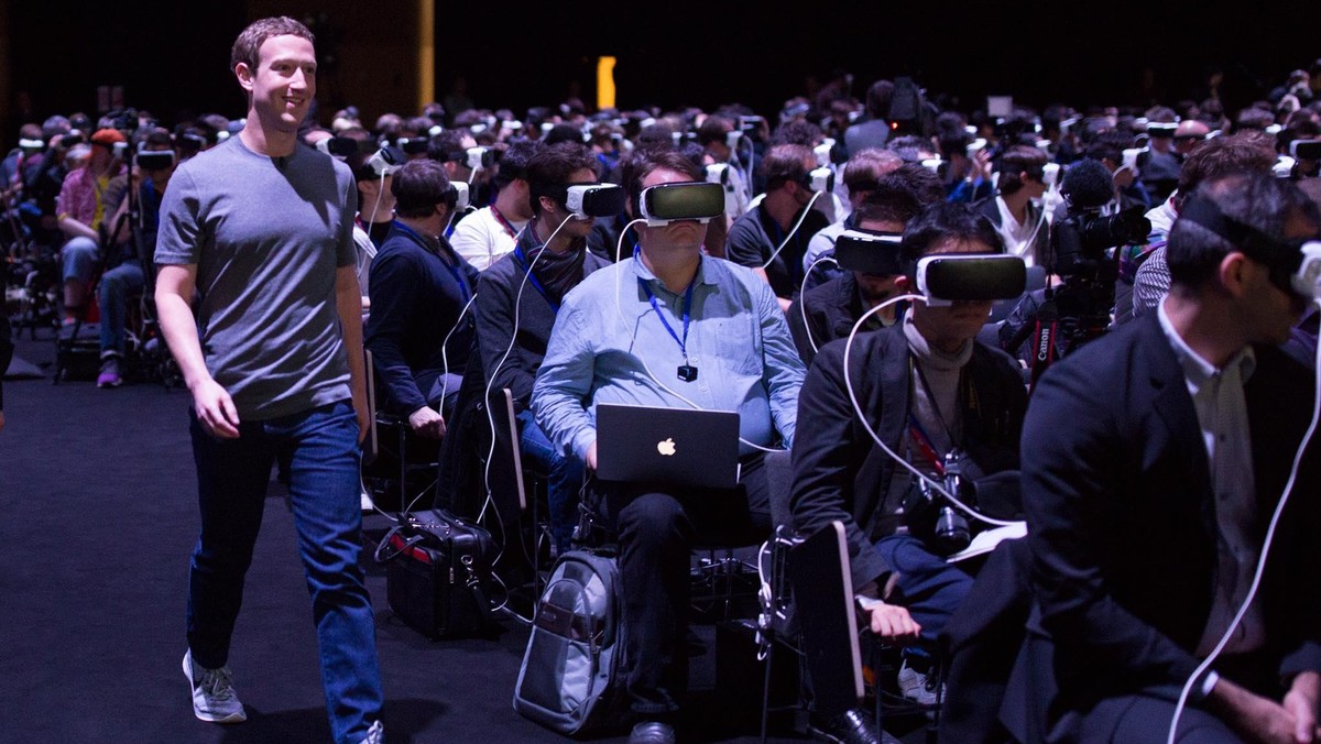 Szef Facebooka Mark Zuckerberg na konferencji Samsunga w Barcelonie. Prezentacja gogli VR