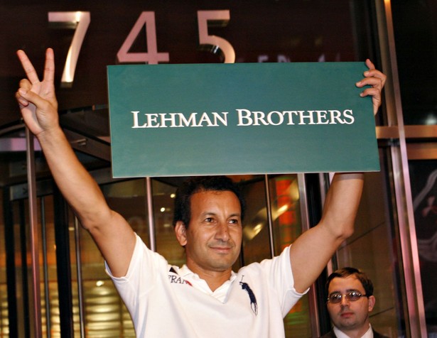 Bankructwo Lehman Brothers, wrzesień 2008 r.: Mohammed Grimeh, pracownik Lehmana, trzyma logo banku opuszczając siedzibę firmy.