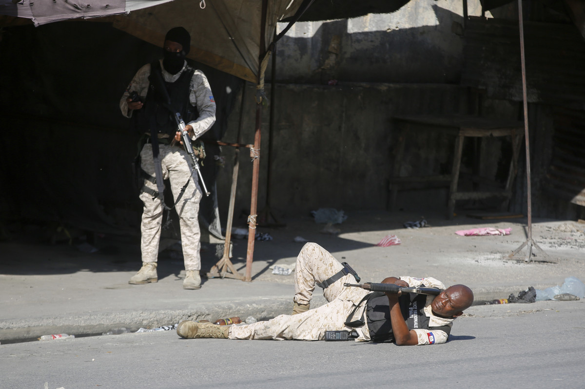 Policia gjatë një përplasjeje me bandat në Port-au-Prince, Haiti, më 1 mars
