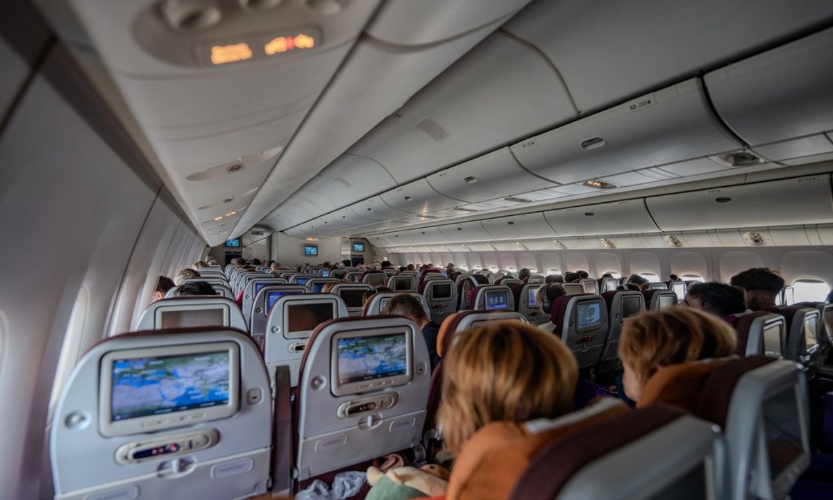 Dlaczego podczas startu i lądowania przyciemnia się światła i podnosi rolety w oknach? Pilot wyjaśnia