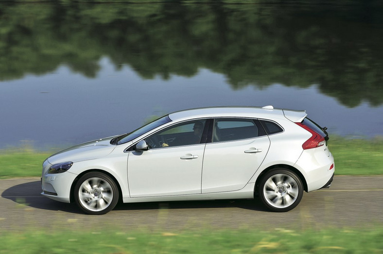 Volvo V40 D4 z boku