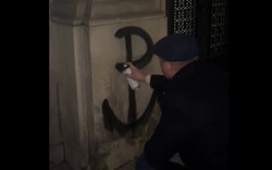 Bąkiewicz wandalem. Namalował symbol Polski Walczącej na fasadzie ministerstwa