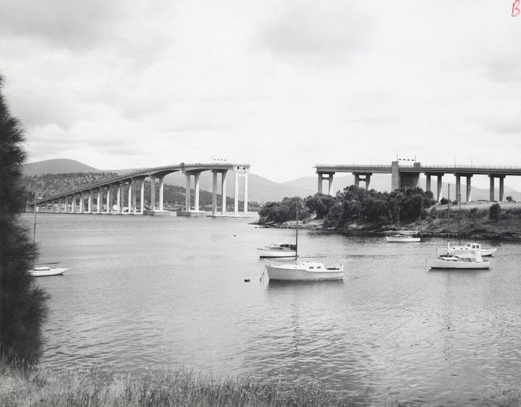 Trzy przęsła spadły z Mostu Tasmana