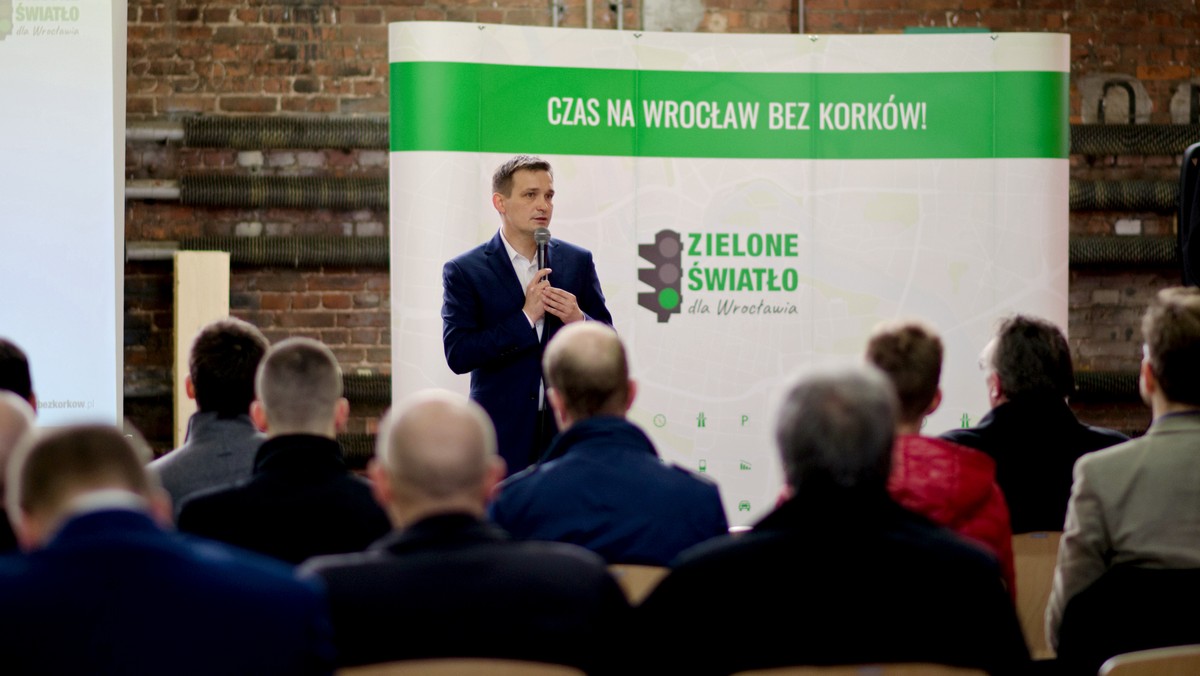 – Nie chciałbym, żeby zmiana prezydenta ograniczała się jedynie do zmiany tabliczki z jego nazwiskiem. To musi być nowe otwarcie. Nowy prezydent musi dać miastu nową perspektywę. Mam konkretne propozycje i pomysły na zmiany – mówi w wywiadzie dla Onetu poseł Michał Jaros, kandydat Nowoczesnej na prezydenta Wrocławia.