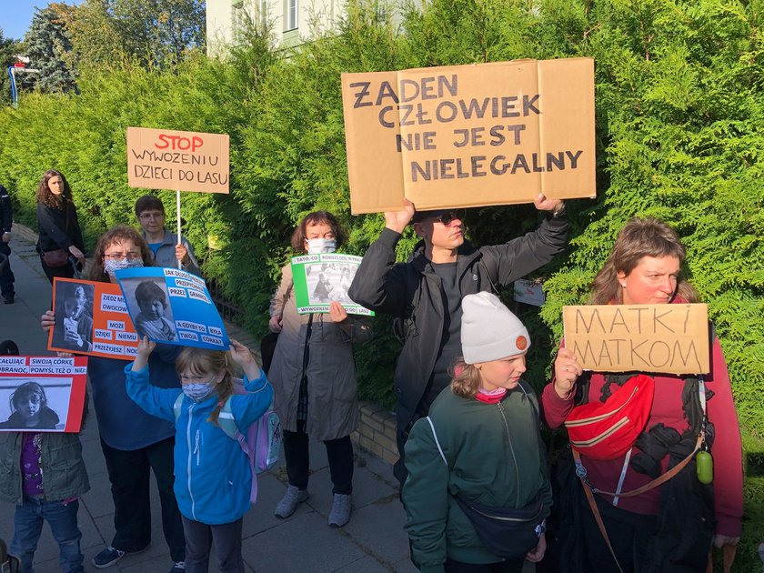 Rodzinny protest przeciwko wypychaniu uchodźców na granicy polsko-białoruskiej