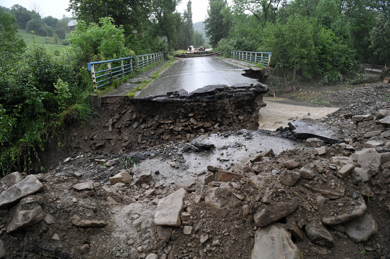 Zniszczona droga we wsi Węglówka - efekt weekendowych podtopień