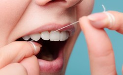 Jak nitkować zęby i czym najlepiej? Tych błędów unikaj!
